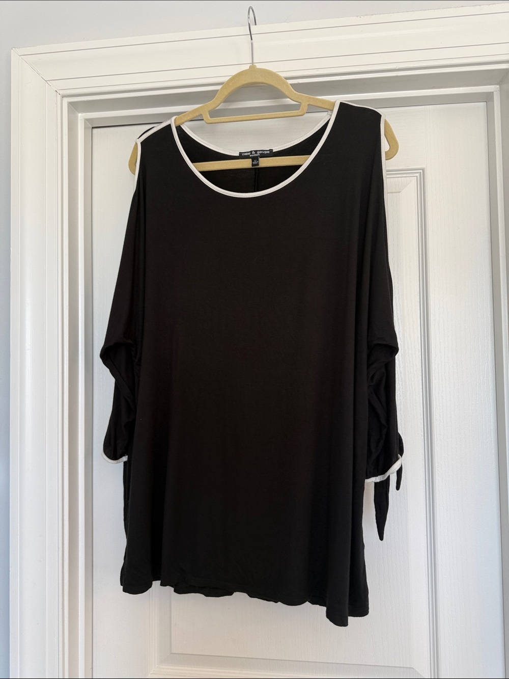 Cable & Gauge Womens Cold Shoulder Tunic Plus Size 1X Black with White Trim